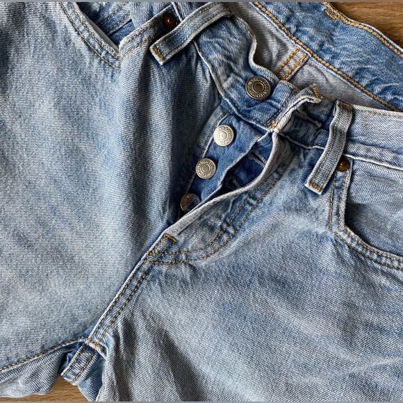 Levi’s 501 25x28 Slim Taper Light Wash Distressed Cut Off Button Fly Crop - Picture 11 of 14